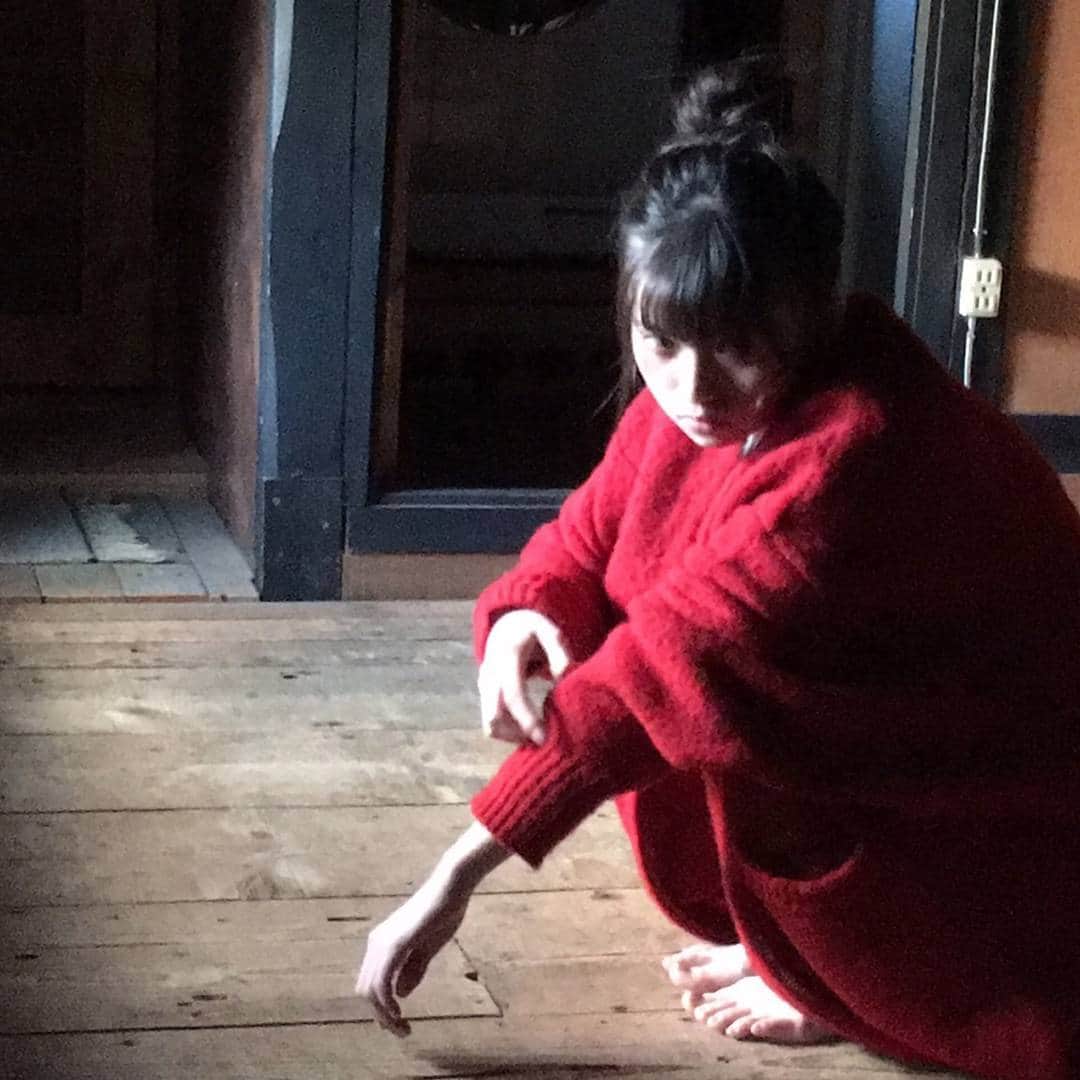齋藤飛鳥 写真集『潮騒』のインスタグラム：「撮影中。木のぬくもりが温かかったです。 #齋藤飛鳥 #あしゅ #潮騒」