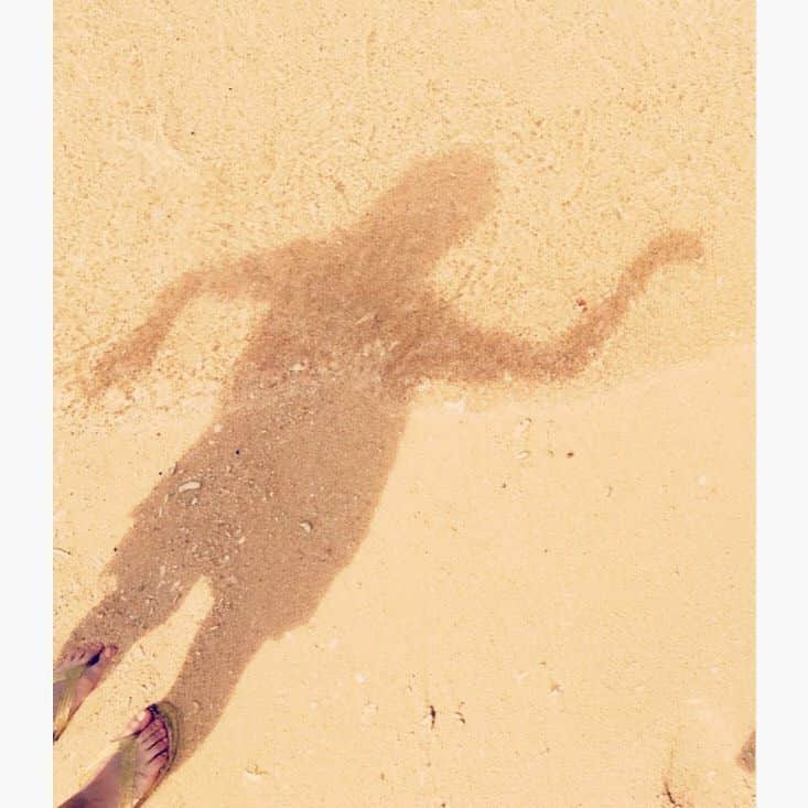 齋藤飛鳥 写真集『潮騒』のインスタグラム：「美しい波打際に影を映す  #波打際 #齋藤飛鳥 #砂浜 #何のポーズ#潮騒」