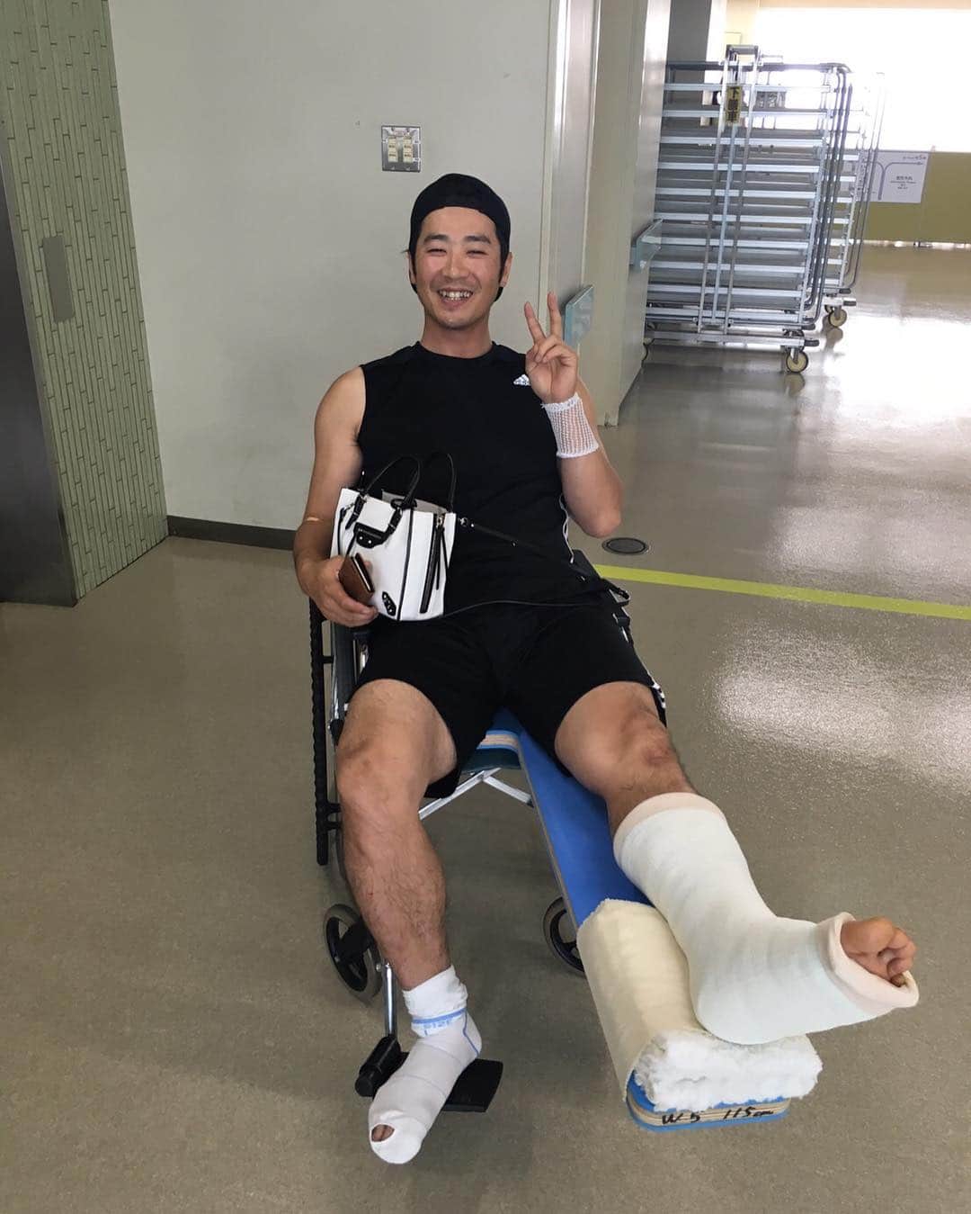 西岡剛のインスタグラム：「退院日。 点滴で顔むくんで今度は家に帰れるから心からピース✌️」