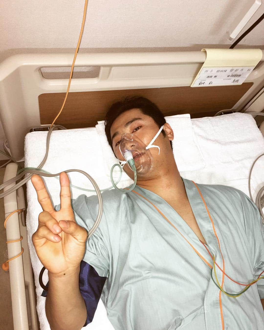 西岡剛のインスタグラム：「手術後ピースしてるけどまったくピースな気分ではなかった😂」