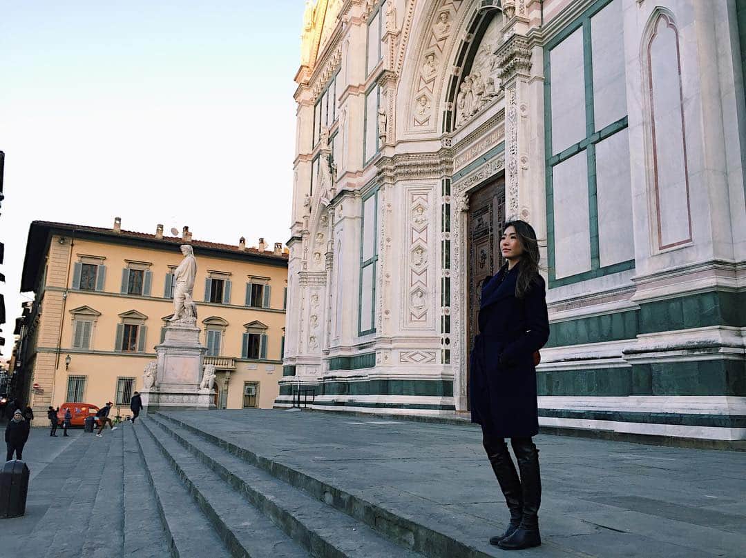 福田萌子さんのインスタグラム写真 - (福田萌子Instagram)「【Santa Croce】 フィレンツェにあるサンタクローチェ聖堂。 ここは中世後期の有名な画家であり建築家のジョットによって造られた世界最大のフランシスコ会の教会です。 ・ ここにはミケランジェロやガリレオ・ガリレイ、ロッシーニなどの遺体が眠っています。 展示されている絵の他にも沢山のフレスコ画や彫刻があり、その神聖な雰囲気に心が洗われるお気に入りの教会です。 ・ #santacroce #church #florence #firenze #giotto #giottodesign #worldheritage #worldheritagesite #worldheritagehunter #travel #traveler #travelgram #love #サンタクローチェ #フィレンツェ #世界遺産 #世界遺産ハンター」1月8日 17時22分 - moekofukuda