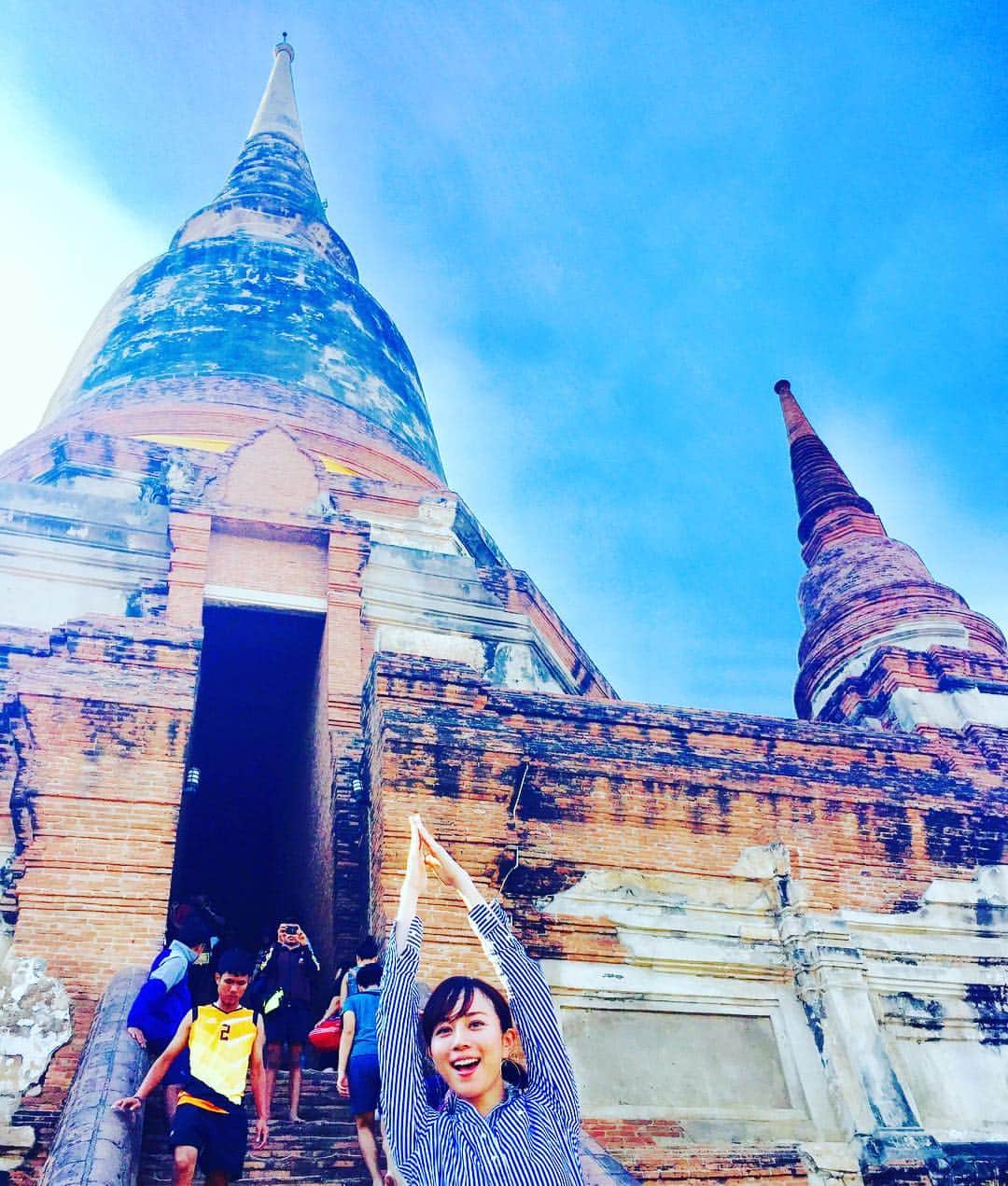 比嘉愛未さんのインスタグラム写真 - (比嘉愛未Instagram)「X’masツリー🎄✨ ならぬ X’mas寺院w みなさんが素敵な時間を過ごせますよーに😌🙏🏻 💕 #merryXmas #Thailand #Ayutthaya」12月25日 9時23分 - higa_manami
