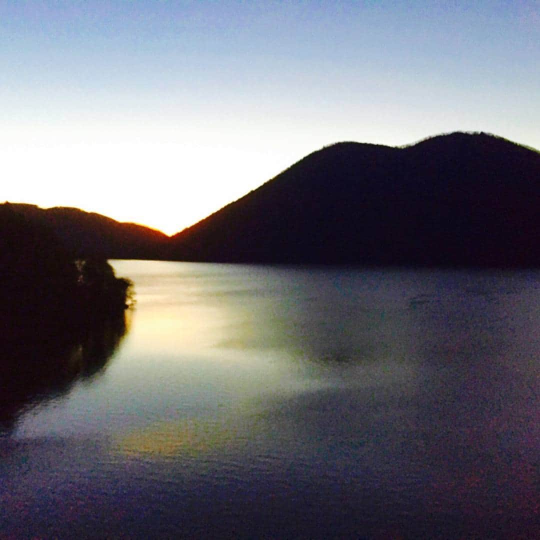 齋藤飛鳥 写真集『潮騒』のインスタグラム：「日の出前に起きました。 ホテルからの目の前の湖の景色がすごく綺麗でした。 #齋藤飛鳥 #あしゅ #潮騒」