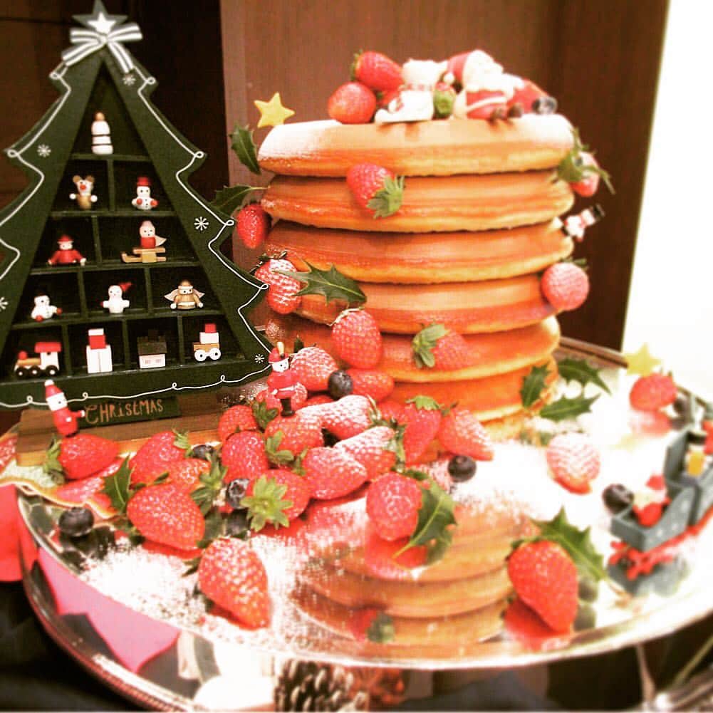 ゼロから創るウェディング✨マーレウエディングのインスタグラム：「･:,｡★♪ Merry X'mas ♪★,｡･:･ 皆様どんなクリスマスイブを過されましたか？ クリスマスケーキはもう食べたでしょうか❓🤶 福島市のマーレウェディングではクリスマス用オリジナルウェディングケーキを作成🎂❗️ アイディアさえあれば、結婚式にこのような世界に一つだけのウェディングケーキを作る事もできちゃいます✨ 皆様、素敵なX'masをお過ごしください🎄  #wedding #bridalcake #ウエディング #ブライダル #ブライダルケーキ #ウェディングケーキ #クリスマスケーキ #結婚式ケーキ #オリジナルケーキ #プレ花嫁 #日本中のプレ花嫁さんと繋がりたい #プレ花嫁サポート#福島 #福島市 #オリジナルウエディング #コンセプトウエディング#ゼクシィ #zexy #クリスマス #くりすます #🎄#🎅 #xsmas #merrychristmas #🎂」