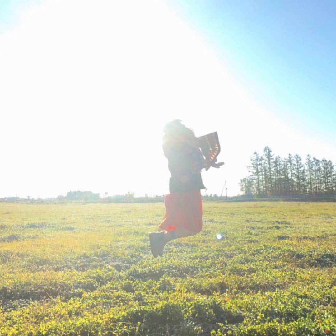 齋藤飛鳥 写真集『潮騒』さんのインスタグラム写真 - (齋藤飛鳥 写真集『潮騒』Instagram)「気球がふくらむまで 大草原で はしゃぎました〜 風もなく空気が澄んでいました。  ところで 皆様🌲 🎅メリークリスマス〜🎅🌲 #齋藤飛鳥 #潮騒 #気球待ち #JUMP #今日はクリスマス」12月25日 19時17分 - asukashiosai