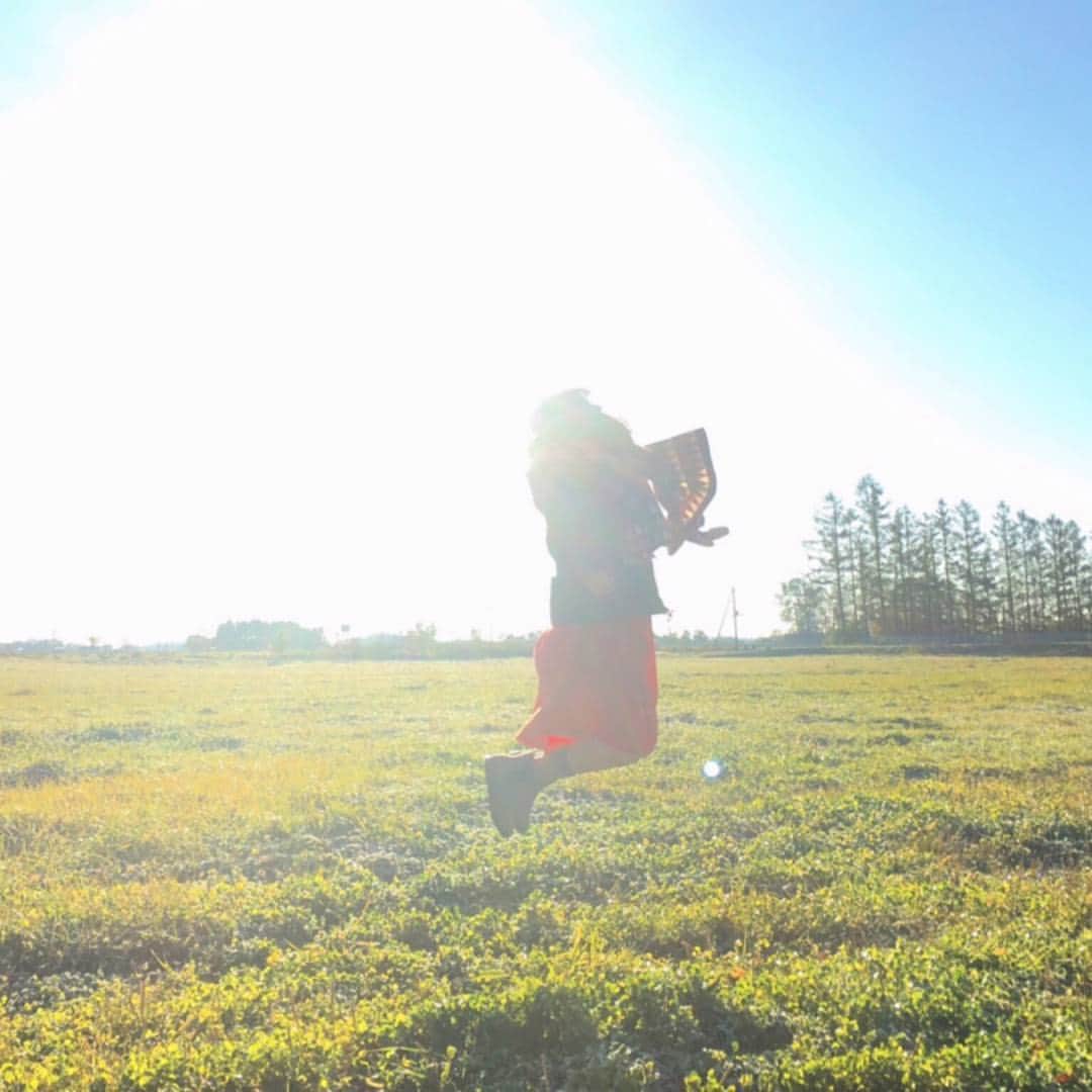 齋藤飛鳥 写真集『潮騒』のインスタグラム：「気球がふくらむまで 大草原で はしゃぎました〜 風もなく空気が澄んでいました。  ところで 皆様🌲 🎅メリークリスマス〜🎅🌲 #齋藤飛鳥 #潮騒 #気球待ち #JUMP #今日はクリスマス」