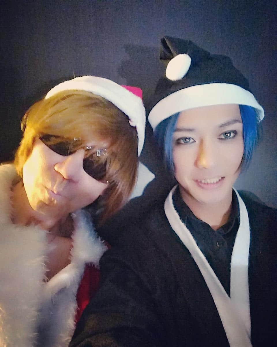 越中睦士さんのインスタグラム写真 - (越中睦士Instagram)「昨日の †яi￠к with YOU(DEAD END)X'mas Special LIVEいかがでしたか？  スペシャルフォト解禁★  DEAD ENDのYOUさんと🎅  #DEADEND」12月25日 12時31分 - makotokoshinaka