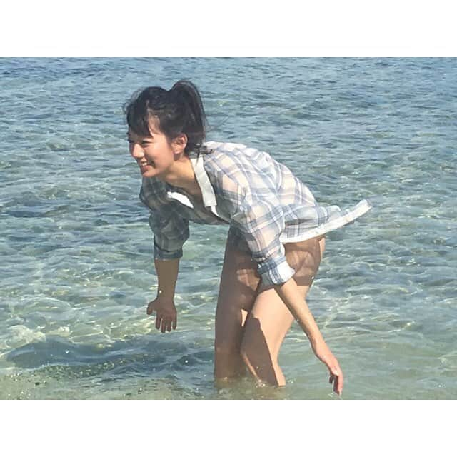 佐藤美希さんのインスタグラム写真 - (佐藤美希Instagram)「あるある水掛け！沖縄ー！ #オフショット #2017 #カレンダー #発売中」12月25日 15時48分 - satomiki0626