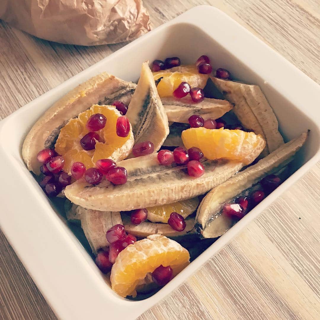 MEGのインスタグラム：「ヘルシースイーツ🍌、焼きバナナくん。 #bakedbanana」