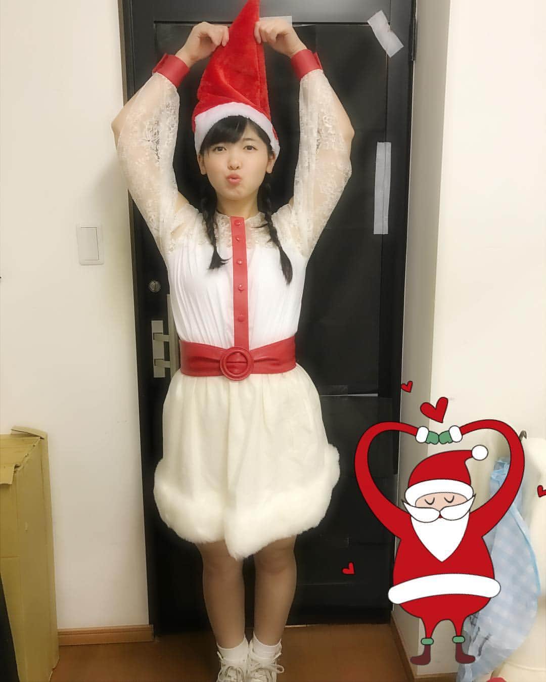 浅川美咲さんのインスタグラム写真 - (浅川美咲Instagram)「おんなじポーズするスタンプサンタさん発見！！笑 時間がなくてシャンパンで写真を撮れなかった😭 みんなのコスプレ？面白すぎてLIVE中笑いが止まらなかった😂笑  とくにツリーのもりもり🎄笑  #Chubbiness  #チャビネス」12月25日 16時24分 - chu_misaki