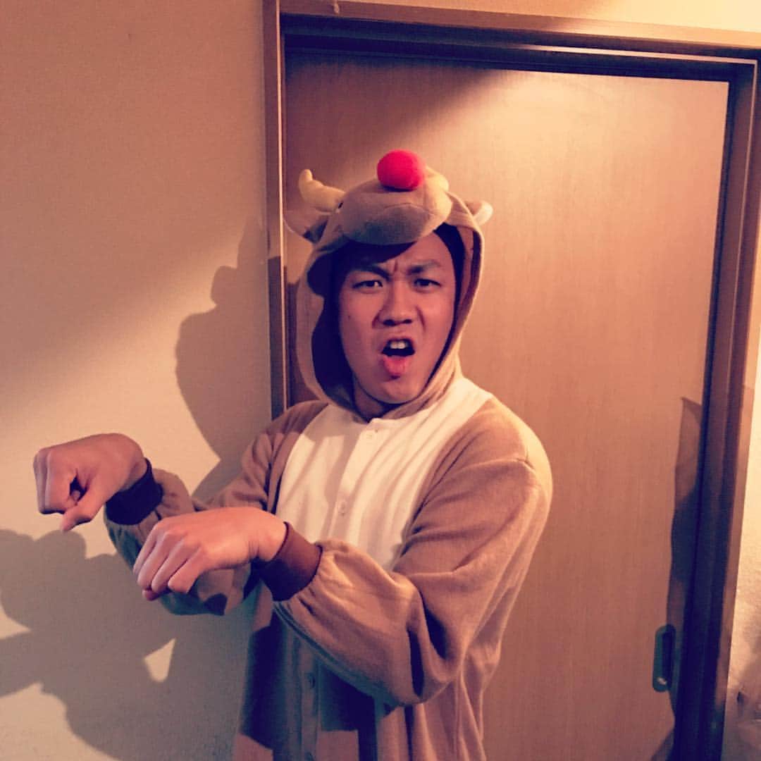のインスタグラム：「メリークリスマス🎄マエケンがサンタ🎅ならこっちは雄大トナカイ🦄で対抗や！笑  #xmas #サンタクロース #トナカイ #今夜は全世界の子供達にプレゼントくばらなアカンし明け方まで夜勤大変ですわ…」