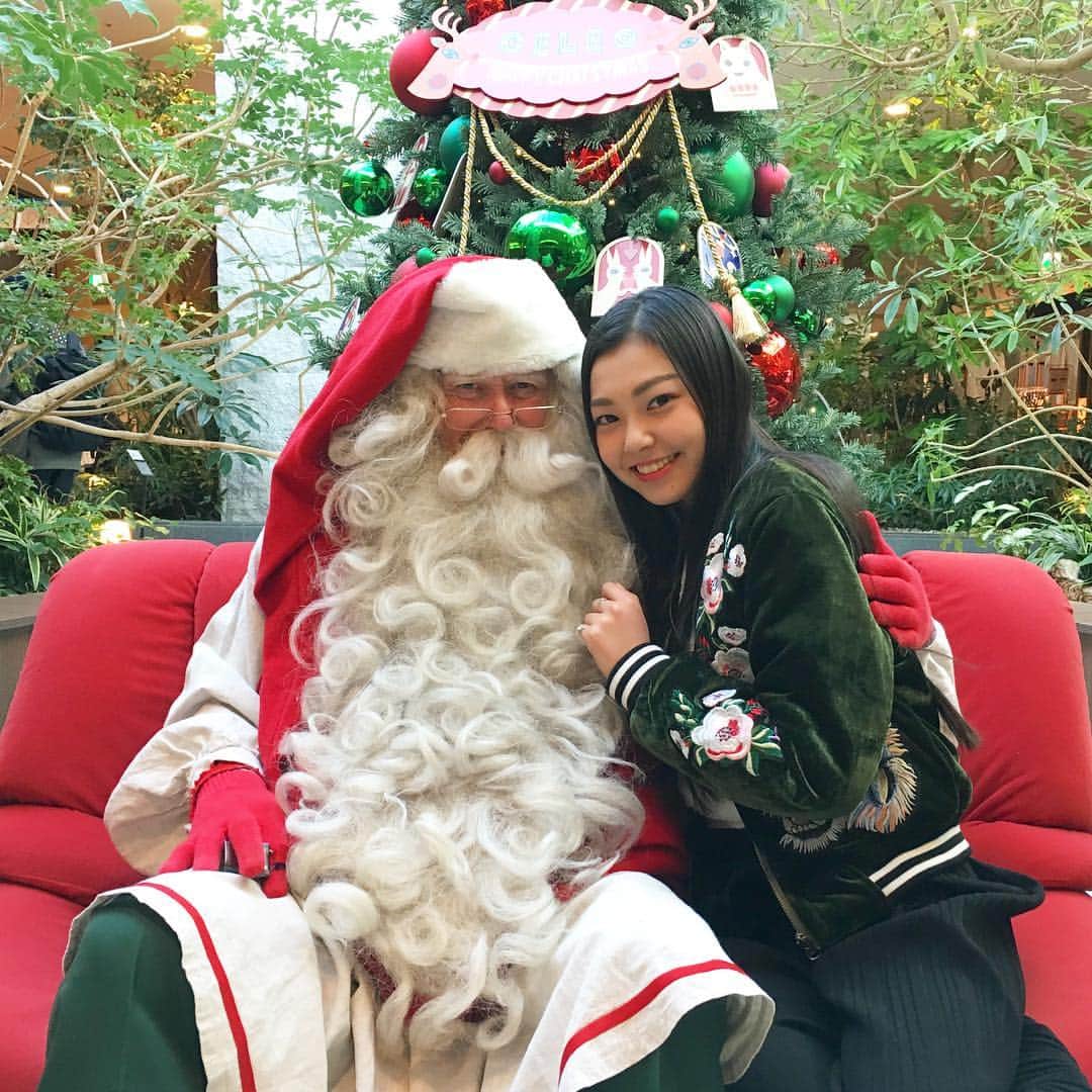 野田美桜のインスタグラム：「💚❤️Merry Christmas❤️💚 本物の #サンタさん と…🎅🏼🎄✨ サンタさん、やっぱりいた。本当にいた。 おひげもふもふだった。 ‘‘ #happiness ！’’って言われた😇 #MerryChristmas #2016  #あと少し #素敵な一日を 🌟🌟🌟」