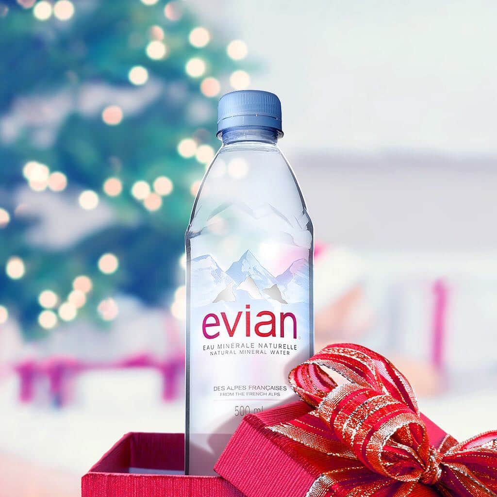 evianさんのインスタグラム写真 - (evianInstagram)「All I want for Christmas is a bottle of evian 💧! Have a merry #LiveYoung Christmas! . . . . .  #nothingisordinary #still_life_gallery #flatlay #tv_colors #stilllife #todays_simplicity #tv_living #cupsinframe #onmytable #tablesituation #seekthesimplicity #loves_vscolifestyle #lifeandthyme #liveforthemoment #handsinframe #storyofmytable #flatlays #onthetableproject #ig_motherhood #stilllifegallery #tv_stilllife #mytablesituation #vscofashionfood」12月25日 22時44分 - evianwater