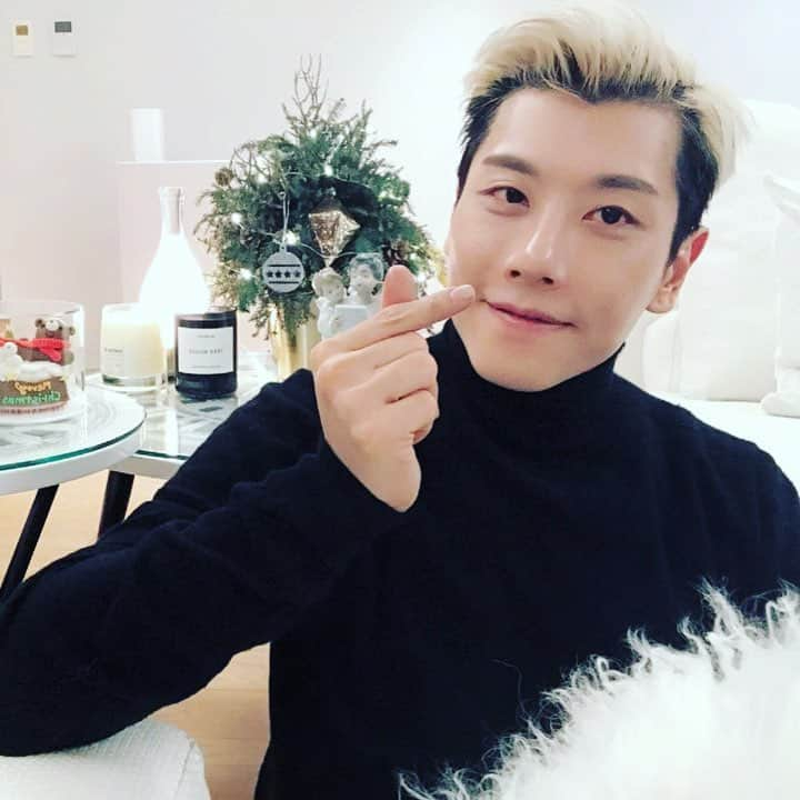 パク・ヒョシンさんのインスタグラム写真 - (パク・ヒョシンInstagram)「Merry Christmas🎄 #박효신 #parkhyoshin #パクヒョシン #朴孝信 #대장」12月25日 23時36分 - parkhyoshin.official