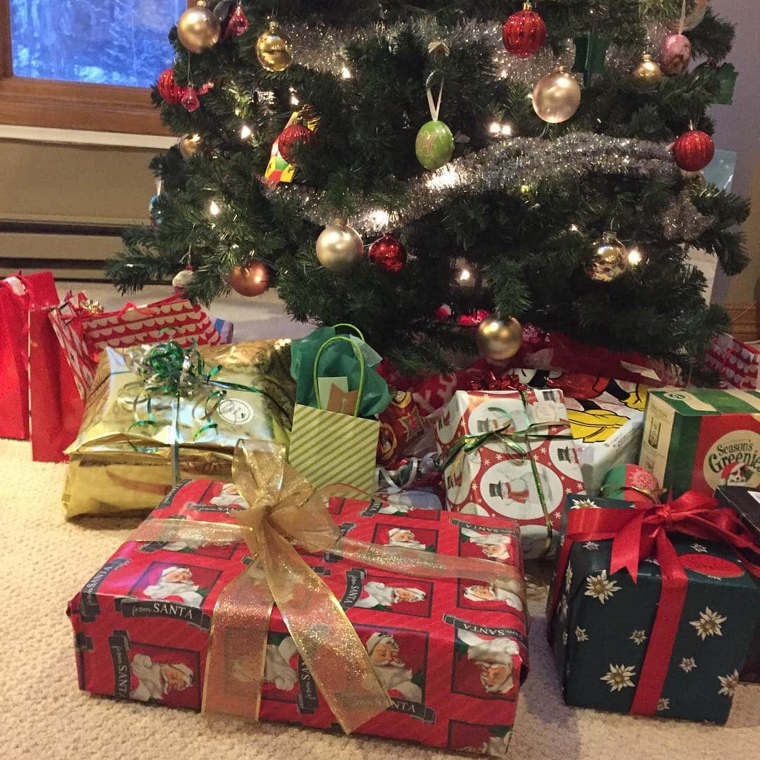 広野あさみのインスタグラム：「Merry Xmas!! 🇺🇸は今からXmasです🎄🎁 🎄ツリーの下がリアルホームアローンです🎁🎁💝 お年玉がない代わりに親戚や友達からたくさんのプレゼントが届いてツリーの下に置いておいて、Xmasの日に開封するらしい✨ こんなの夢だったから見てるだけで幸せになれる💕💕💕 #skiamerica #Omorihouse」