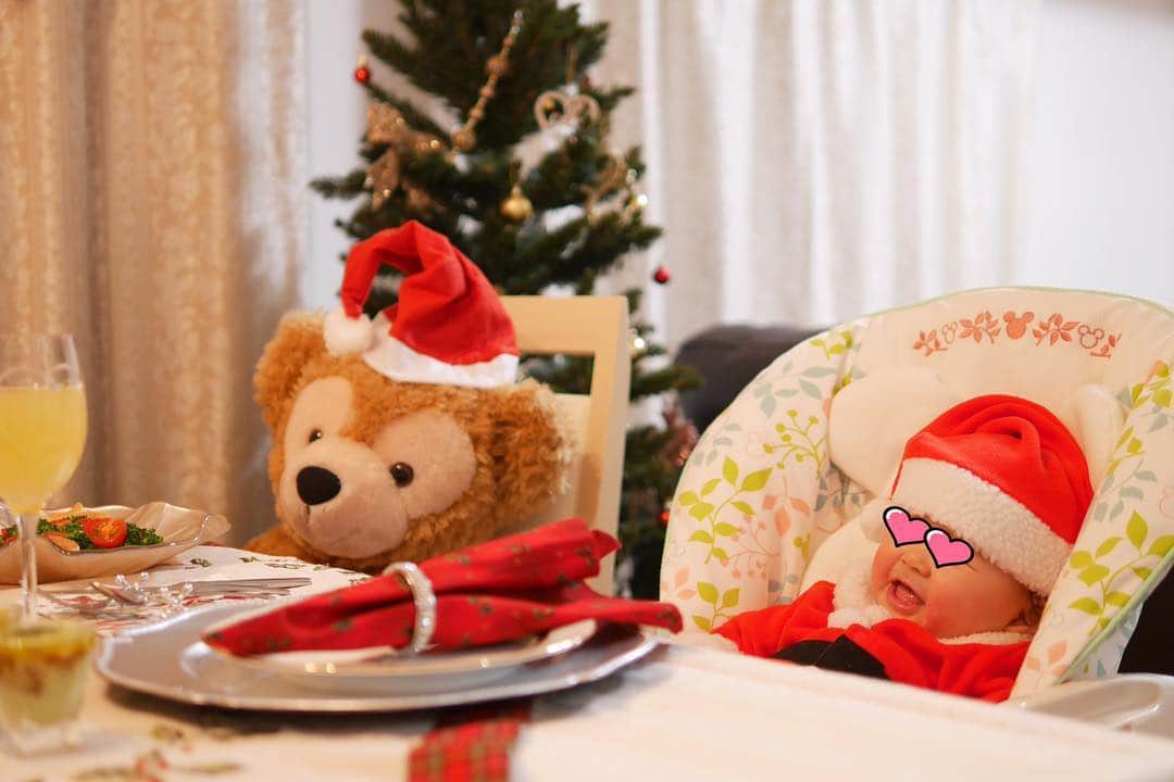 竹中一江のインスタグラム：「息子と過ごす初めてのクリスマス🎄✨ #生後7ヵ月 #男の子ママ  #チビサンタ #クリスマス#ホームパーティー #ダッフィーにもサンタ帽子♡」