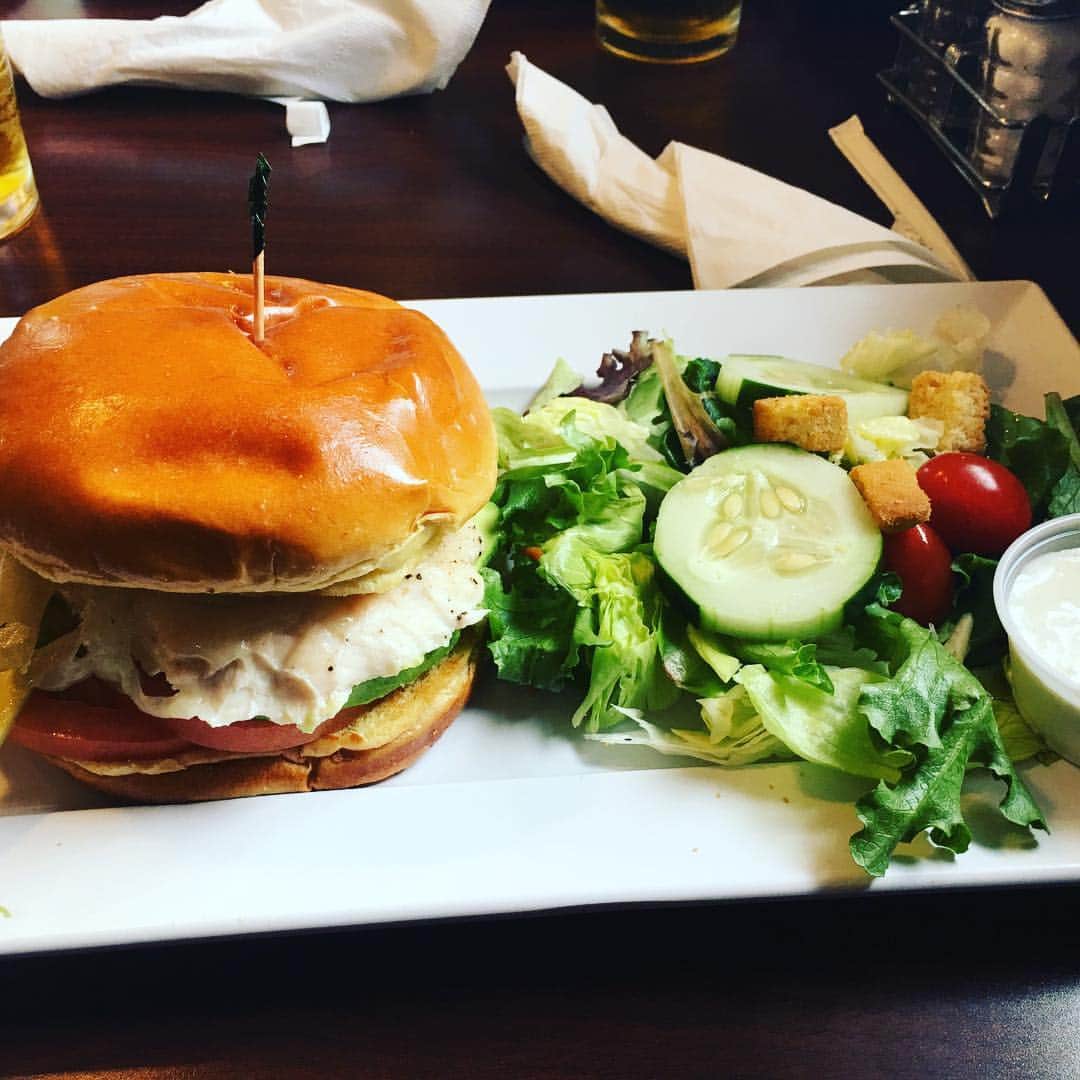 寺山翼のインスタグラム：「今日の昼ご飯はハンバーガー 大きかった #アメリカ #ハンバーガー#大きい #お腹いっぱい」