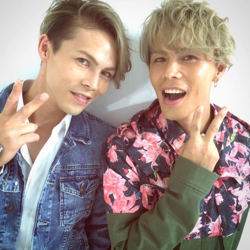 YU・RYO（BRIDGET）のインスタグラム：「Twins birthday.  #bridget #twins #half #dancer #japan #双子 #ハーフ #ダンサー #日本 #誕生日 #birthday #12月26日生まれ #前日はクリスマス #髪型アレンジ #LOVOMジャケ写のときの衣装 #実は草川 瞬の私服（笑）#みんなありがとう」