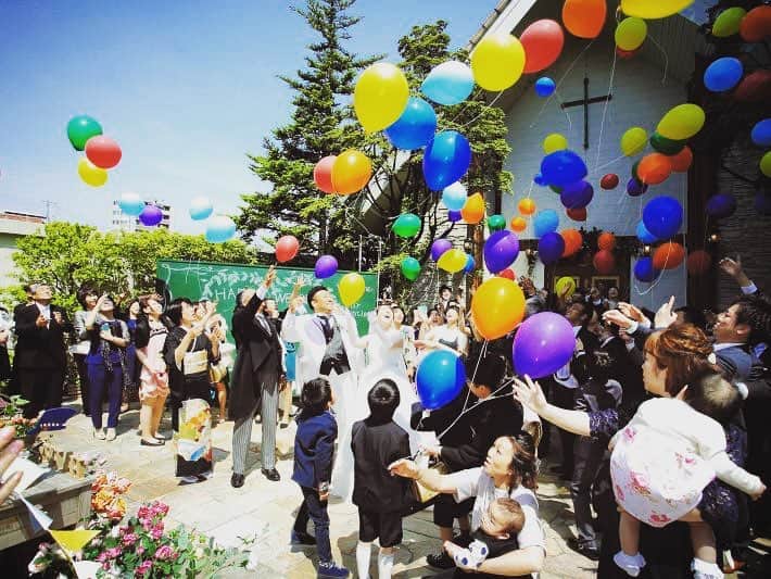 ゼロから創るウェディング✨マーレウエディングのインスタグラム：「Balloon Release🎈 お天気の大変恵まれた挙式⛪️ 85個のバルーンでバルーンリリースの野外セレモニー🎉  #wedding #ウエディング #ブライダル #結婚式 #結婚式場 #プレ花嫁サポート #福島 #福島市 #オリジナルウエディング #コンセプトウエディング #プレ花嫁 #日本中のプレ花嫁さんと繋がりたい #チャペル#チャペル挙式  #挙式 #挙式後  #バルーン #バルーンリリース #青空 #sky #bluesky  #balloon #風船 #ゼクシィ #zexy #crazywedding #結婚式diy #手作りウェディング  #dream」