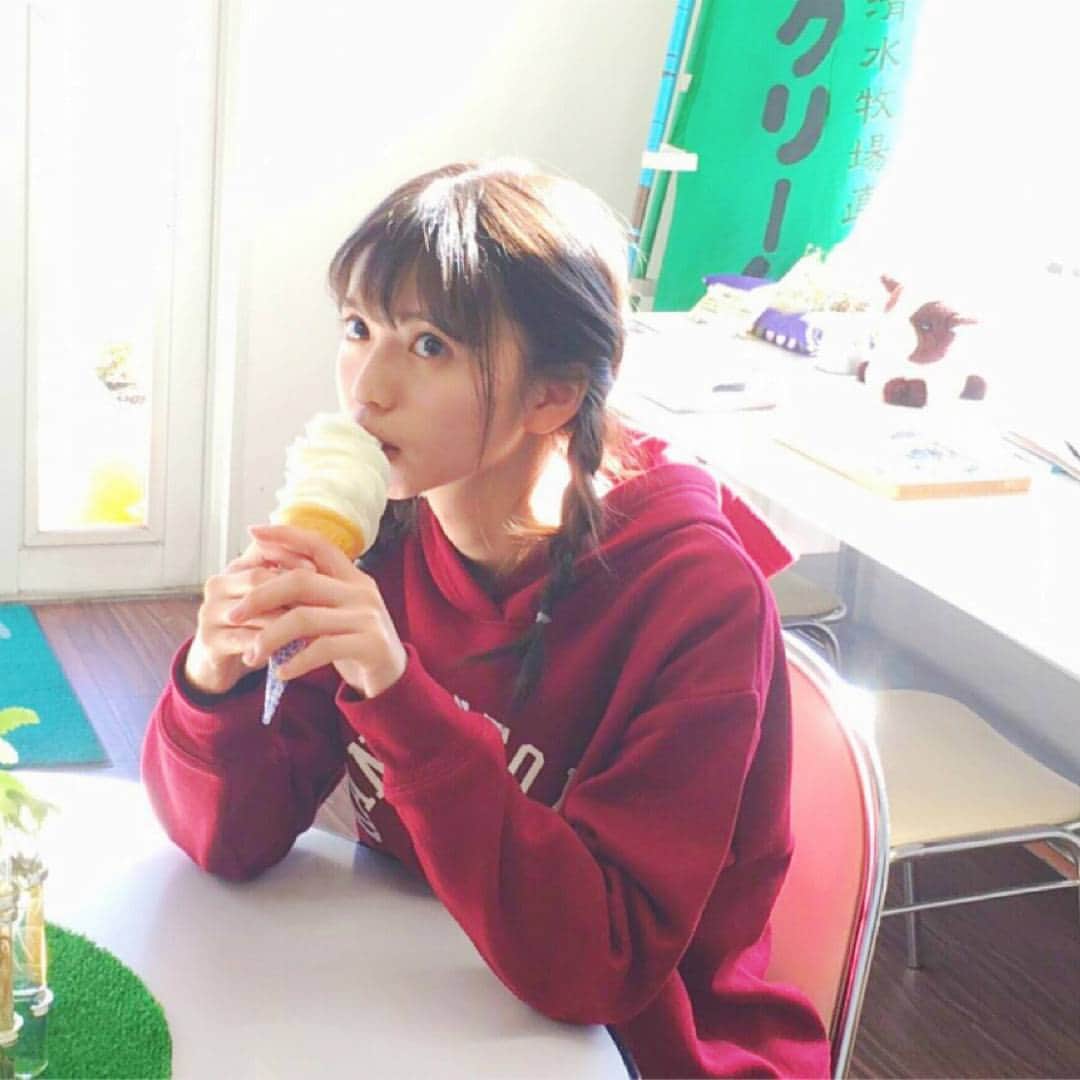 齋藤飛鳥 写真集『潮騒』のインスタグラム：「外は極寒。でも室内に入るとソフトクリームが食べたくなる不思議。  #ソフトクリーム #あしゅ #齋藤飛鳥 #潮騒」