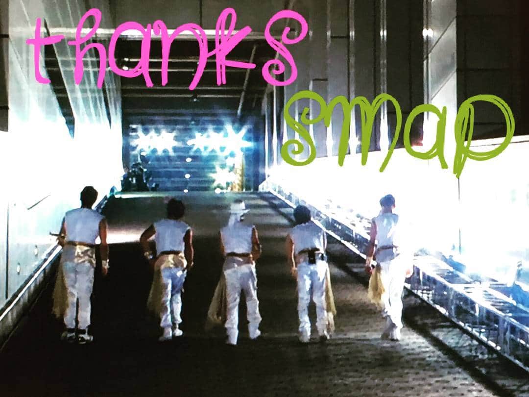 水樹りさのインスタグラム：「SMAPありがとう。 お疲れ様でした。 こんなに悲しいことはない。  5、60年それだけでいい... 泣きすぎて吐きそう。  #smap #smapありがとう #stay  #世界に一つだけの花 #1988年結成  #28年間ありがとう」