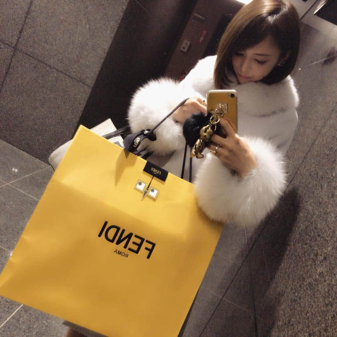 サキ吉さんのインスタグラム写真 - (サキ吉Instagram)「お迎えしてきたー❤️❤️❤️ 早く使いたい😊👜💕 、 #FENDI#FENDI銀座#shopping#👛💸💕#トロワジュール#ご褒美#selfie #幸せの黄色」12月27日 2時04分 - sakikichi1201