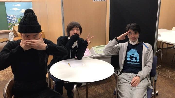 森本英樹のインスタグラム：「本社で遭遇。 かたつむりは2017年1月1日から岡部が入って3人組になるそうです。 楽しみですね♪ #かたつむり #EXILEのATSUSHIに似てる #5%だけ似てる」