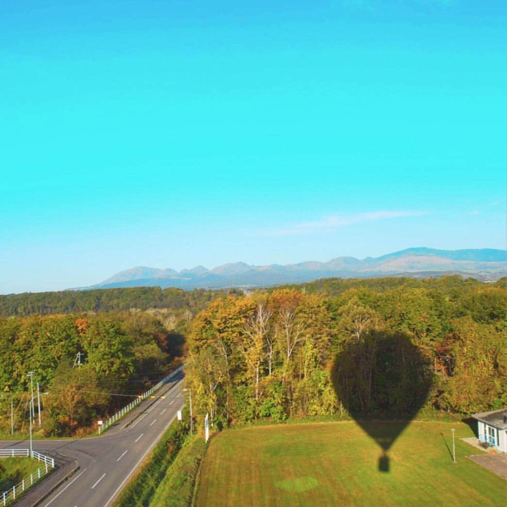 齋藤飛鳥 写真集『潮騒』さんのインスタグラム写真 - (齋藤飛鳥 写真集『潮騒』Instagram)「気球に 乗って移動です 飛鳥さんが見た景色は 気球の影と澄み渡った青空と広がる大自然でした。  #気球 #大自然 #潮騒 #齋藤飛鳥 #あしゅ移動」12月27日 10時44分 - asukashiosai