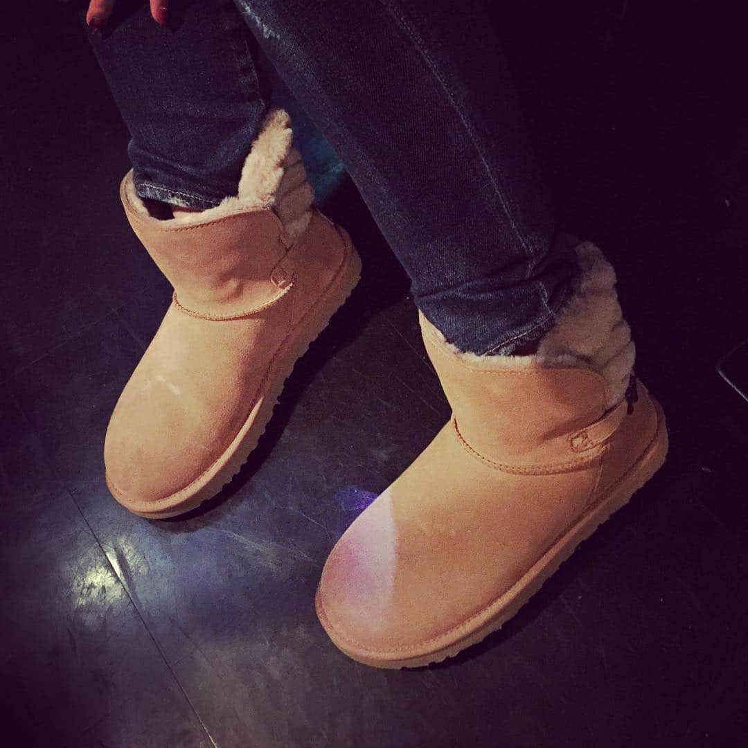 佐山愛のインスタグラム：「そういえば、 早めの誕生日&クリスマス ってことでUGGちゃんもろた❤️ たくさん履いちゃう꒰*✪௰✪ૢ꒱ #ugg #ムートンブーツ #ふわもこあったかい」