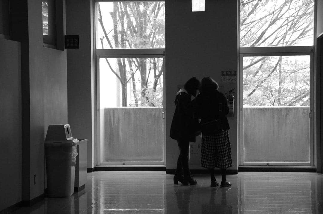 神戸学院大学さんのインスタグラム写真 - (神戸学院大学Instagram)「フォトコンテスト「神院大キャンパスライフの魅力」応募作品 No.88【2016年10月－12月】 人文学部の土井池優子さんからご応募いただきました！ ～写真にまつわるエピソード～ 雨の日の校舎の中で、親しげに話す２人がとても素敵だったので撮影しました。二人だけの特別な時間が流れているようなそんな一枚になりました。（撮影場所：有瀬キャンパス6号館） ※フォトコンテスト「神院大キャンパスライフの魅力」作品を募集しています！応募方法は以下のURLをご覧ください。 http://www.kobegakuin.ac.jp/support/student_life/contest.html  #神戸学院大学 #神戸学院 #人文学部 #フォトコンテスト #キャンパスライフの魅力」12月27日 14時09分 - kobegakuin_university_koho