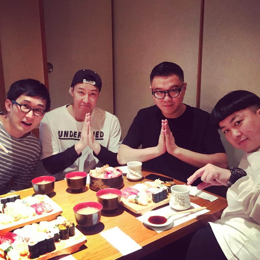 長田庄平のインスタグラム：「大宮で鮨。 #空き時間 #1回目 #全部で4回ある #時間潰しがむず過ぎる #チョコンヌ #チョコレートプラネット #シソンヌ #チョコンヌライブやりたい #来年の夏前には」