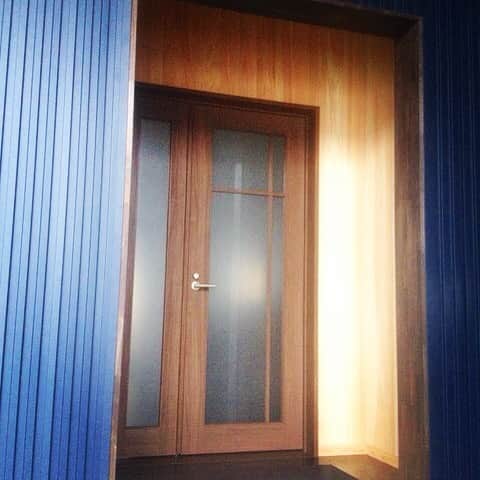 エクステリアワーク・ SKYのインスタグラム：「応接室の入り口ですが、 ドアが付いて、もうすぐ完工です。 #雨漏り修理#岐阜県#エクステリアワークsky」