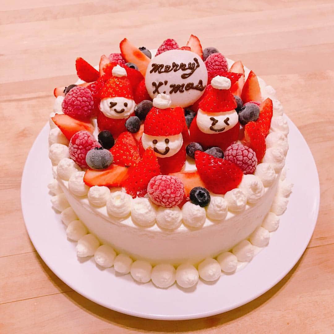 松野莉奈のインスタグラム：「こんにちは😃✨ クリスマスケーキ作ったやつ🎂 美味しかったぁ〜 ポイントは苺のサンタさん🎅💕 #クリスマスケーキ #手作り #いちごのショートケーキ」
