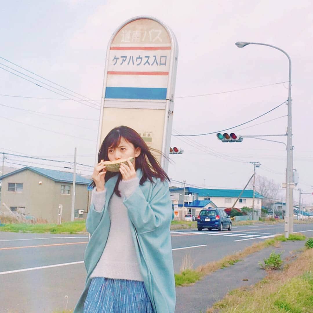 齋藤飛鳥 写真集『潮騒』のインスタグラム：「北海道を一気に縦断。 夕張メロン美味しかった。 この後2玉 買いました🍈  #夕張メロン #美味しい #今日もいい天気 #長距離移動」