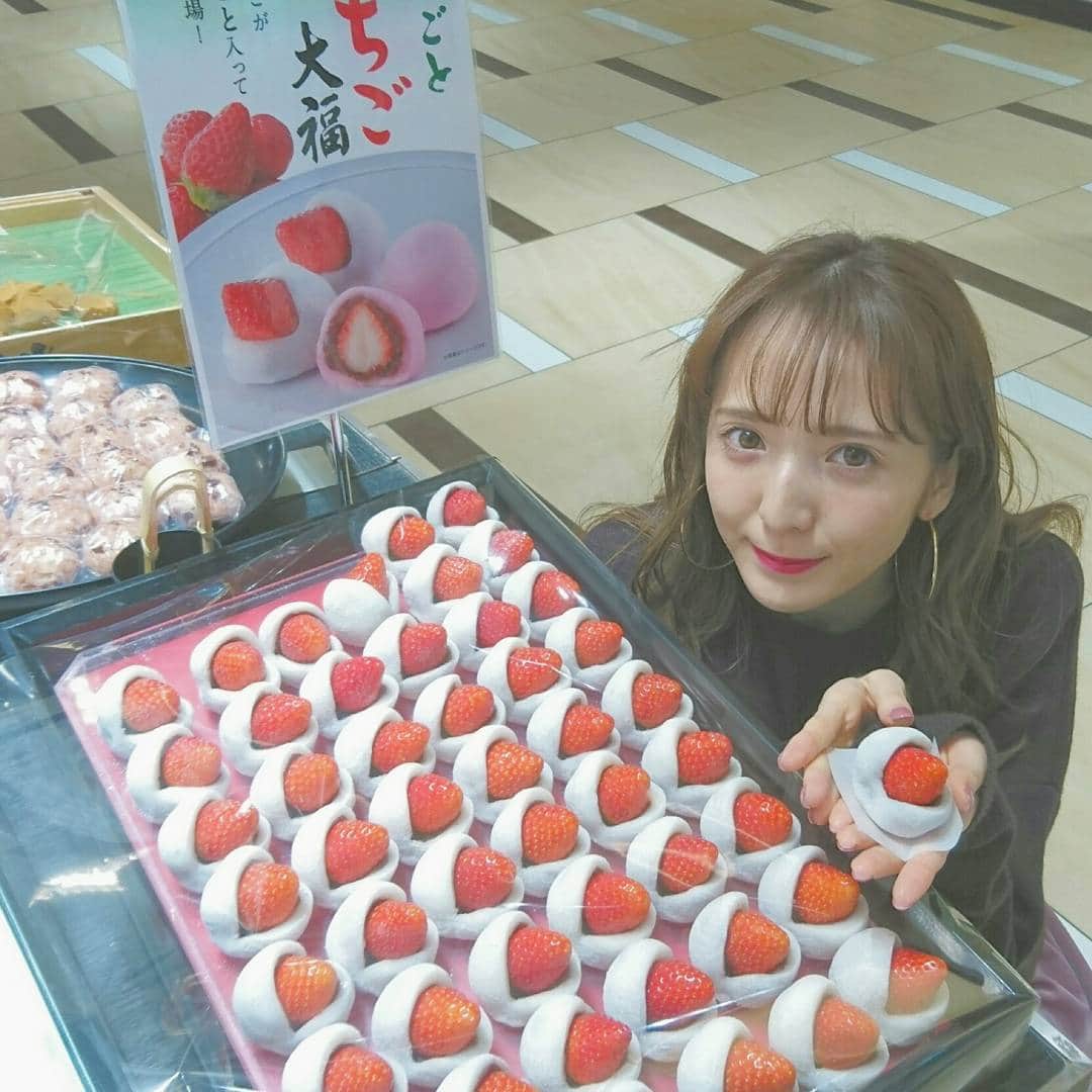 平木愛美のインスタグラム：「先日、武蔵小杉lalafanさんへ取材に行ったときの、、、❤ 口福堂さんの苺大福！ 贅沢に大きな苺が美味しいあんこと絡まってとっても美味しかったです🍓🍓 みたらし団子とかわらび餅とか、和菓子も大好き～～！💘 有り難うございました🍓」