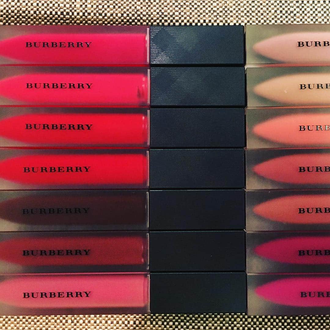 神崎恵さんのインスタグラム写真 - (神崎恵Instagram)「何度みても。これは選べない。 全色可愛すぎて。 #burberry  バーバリー リキッド リップベルベット １月１８日発売」12月27日 21時39分 - megumi_kanzaki