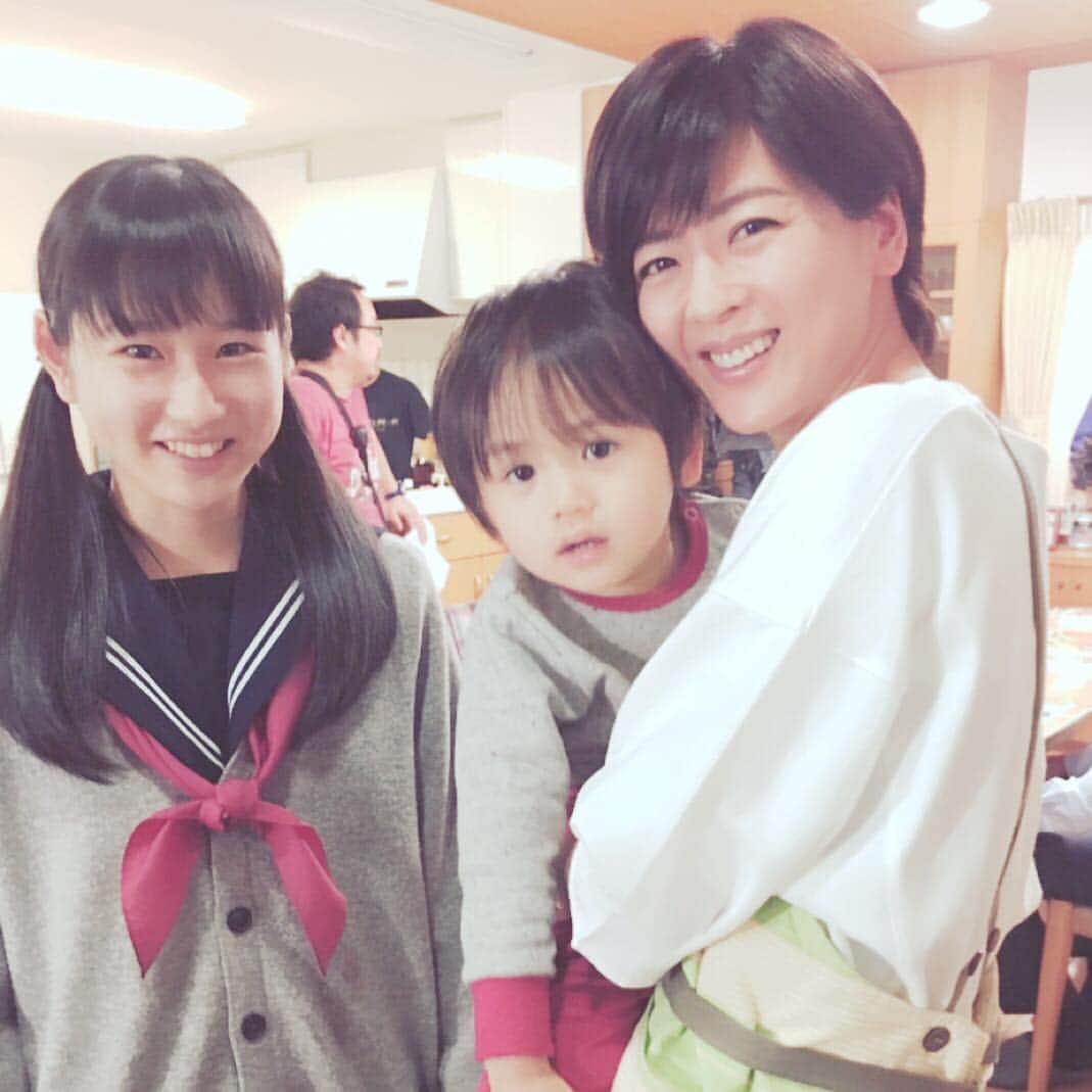 中山忍さんのインスタグラム写真 - (中山忍Instagram)「私の愛おしい子供たち♡  このあとお別れするのが淋しくて号泣…💧 。  明日、テレビ東京21:00〜 年末ドラマスペシャル 刑事 吉永誠一 ファイナル  いつも温かだった吉永家☆ 最後までどうぞ見守ってください。 #テレ東#水曜ミステリー9#刑事吉永誠一」12月27日 22時04分 - _shinobu_nakayama_