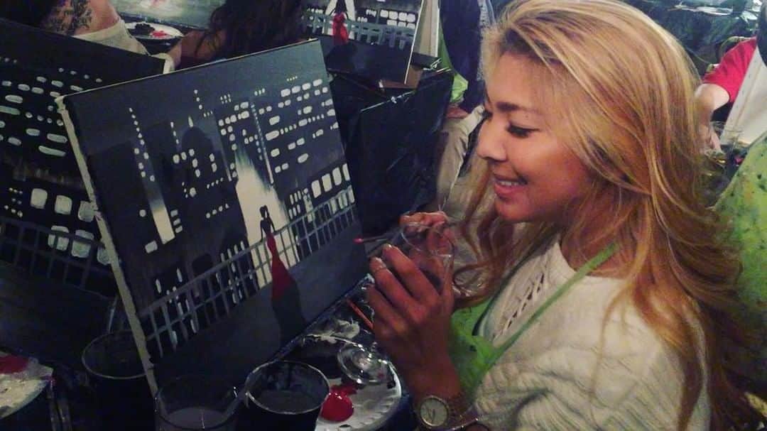 アリソン・リーのインスタグラム：「Paint brush, wine and three hours later..」