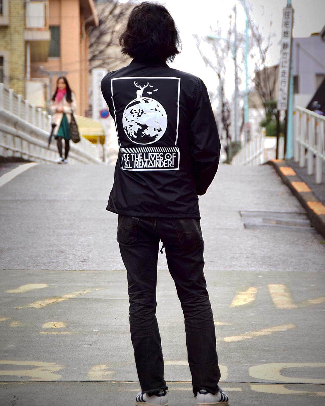 tacicaのインスタグラム：「tacica new official goods. coach jacket "superordinary"  猪狩着用サイズ:M 身長:175cm  tacica OFFICIAL GOODS STORE http://www.sonymusicshop.jp/goods/tacica/」