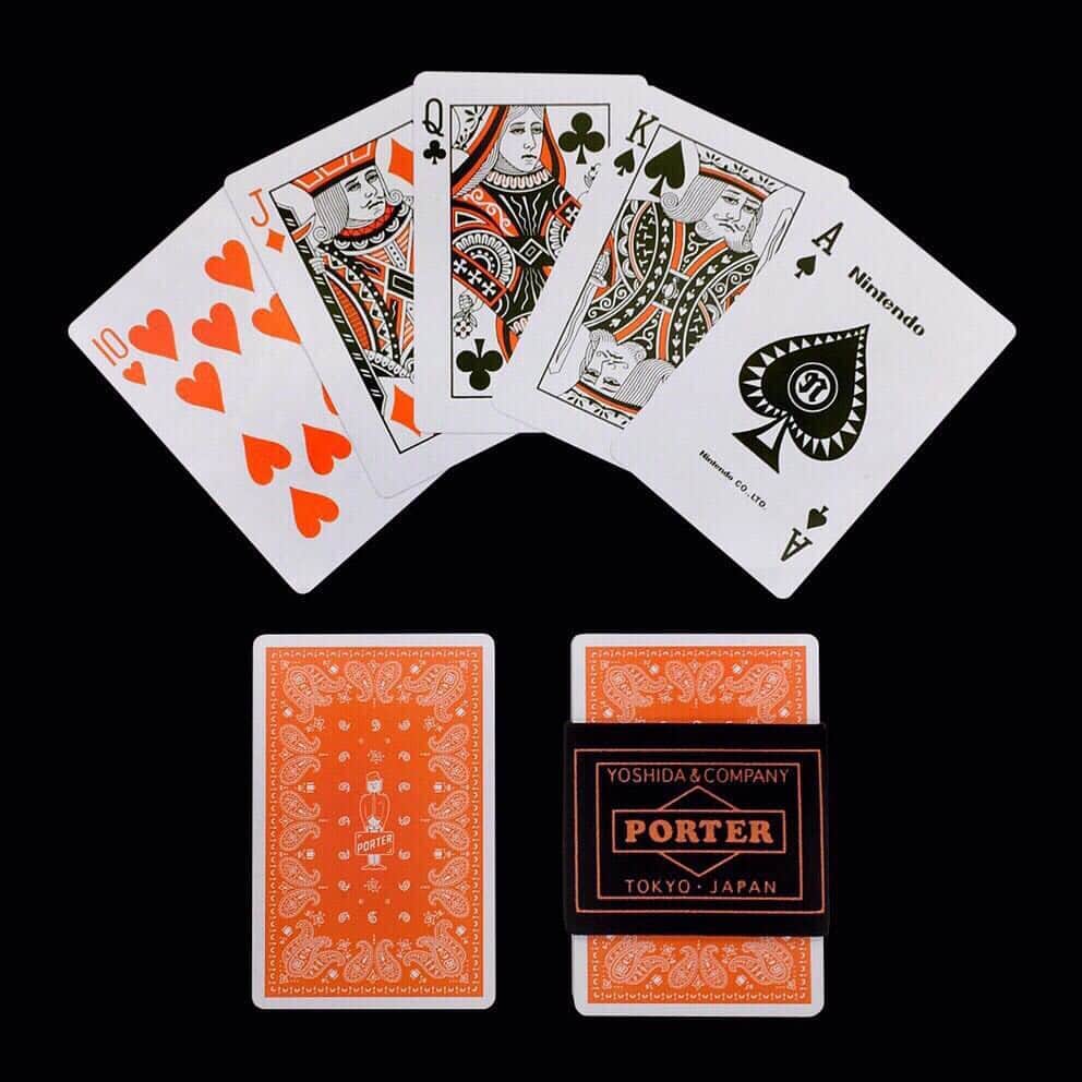 のインスタグラム：「Hello. Today we would like to introduce the "Nintendo Collaboration PORTER Playing Cards" that will be released tomorrow. These are playing cards with Yoshida & Co. 's original design manufactured by the toy maker "Nintendo" who was the first to make playing cards in Japan at 1902. On the back we have applied an original print of the PORTER logo which was actually used back in the late 1960's and also a pictogram pattern of a bag etc. Moreover, normally the face of the spades and clubs are black, however these cards apply an olive color which is an important keyword for Yoshida & Co. symbolizing "military". Release Date: (Thurs) December 29th PORTER ORIGINAL PLAYING CARDS　￥1,600 (+ tax)  A rubber band with a PORTER logo comes with the cards, so you are able to easily carry them around when you are traveling. How about getting them as a souvenir of your Tokyo trip during the holidays, and playing cards with your family and friends? Please take a look at them in store.  こんにちは。 本日は、明日発売になります「任天堂別注 PORTERプレイングカード」をご紹介いたします。 こちらのアイテムは、明治35年に日本で初めてトランプを製造した玩具メーカー「任天堂」に製作をお願いし、吉田カバンオリジナルのデザインを配したプレイングカードです。 カードのバックは、1960年代後半に使用していたPORTERロゴやカバンのピクトグラム柄などを施したオリジナルプリントです。 通常ブラックカラーのスペードとクラブのフェイスは、吉田カバンにとって重要なキーワードである“ミリタリー”を象徴するオリーブカラーにした特別仕様です。  発売日：12月29日（木） PORTER オリジナル プレイングカード ￥1,600(税別)  カードをひとつにまとめられるPORTERロゴの入ったゴムバンドが付属し、お出掛けの際に手軽に持ち運びいただけます。 この年末年始のご旅行や帰省のお土産として、ご家族やご友人と遊んでみてはいかがでしょうか。 是非店頭でご覧ください。  #yoshidakaban #porter #luggagelabel #porteryoshida #kurachikayoshida #madeinjapan #japan #omotesando #marunouchi #osaka #porterstand #flagshipstore #instagood #instalike #instabag #nintendo #trumpcard #trump #playingcards」