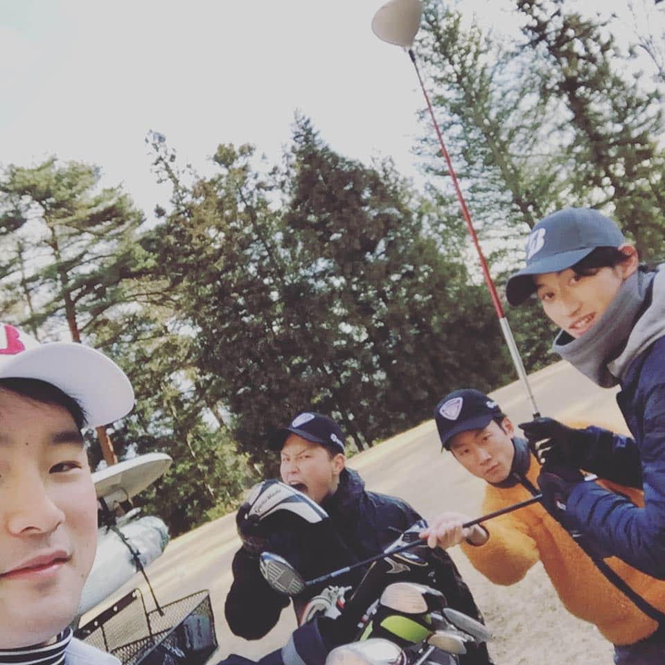 佐藤勇のインスタグラム：「地元の友達とゴルフなう(^○^) #地元#福島#翔太郎#隆太#祥#2回目#雪も降ってる」