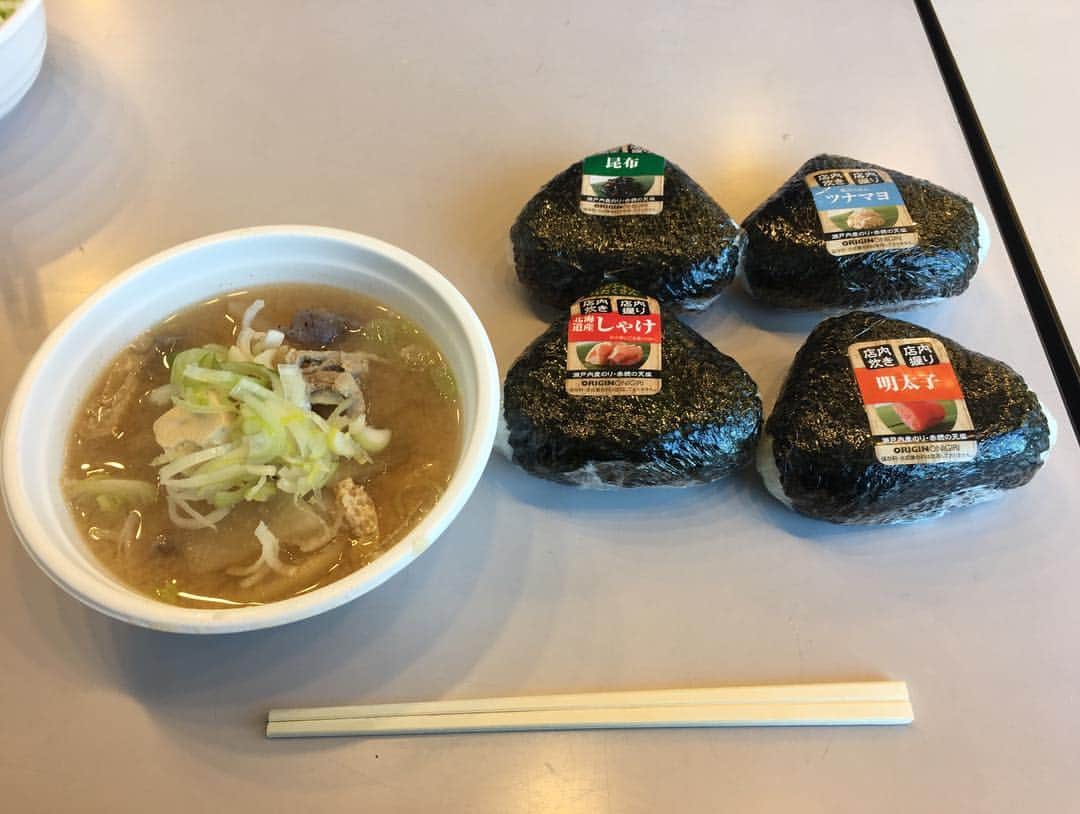 坂倉将吾のインスタグラム：「後輩たちの冬練終了！！ てことで、父兄の方たちが作ってくれた豚汁いただきました！ めちゃうま😂😂😂 ごちそうさまでした！ #三高#冬合宿#おつかれ#豚汁#最高#1228」