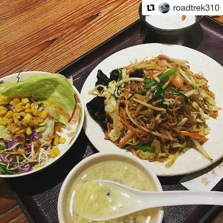 楽楽屋 中華 新橋 池袋のインスタグラム：「ランチも賑わってるんですよ♥♥ . . . #Repost @roadtrek310 with @repostapp ・ ・ ・ 金曜にも来たのだけど😅  #台風の影響 で雨がすごいので #近場でランチ 今日は #上海焼きそば 会社に届いた #チラシ持参 で500円😍 帰りに #お持ち帰りコーヒー☕️ #新橋ランチ #新橋ランチ部 #楽楽屋 #北京ダック」