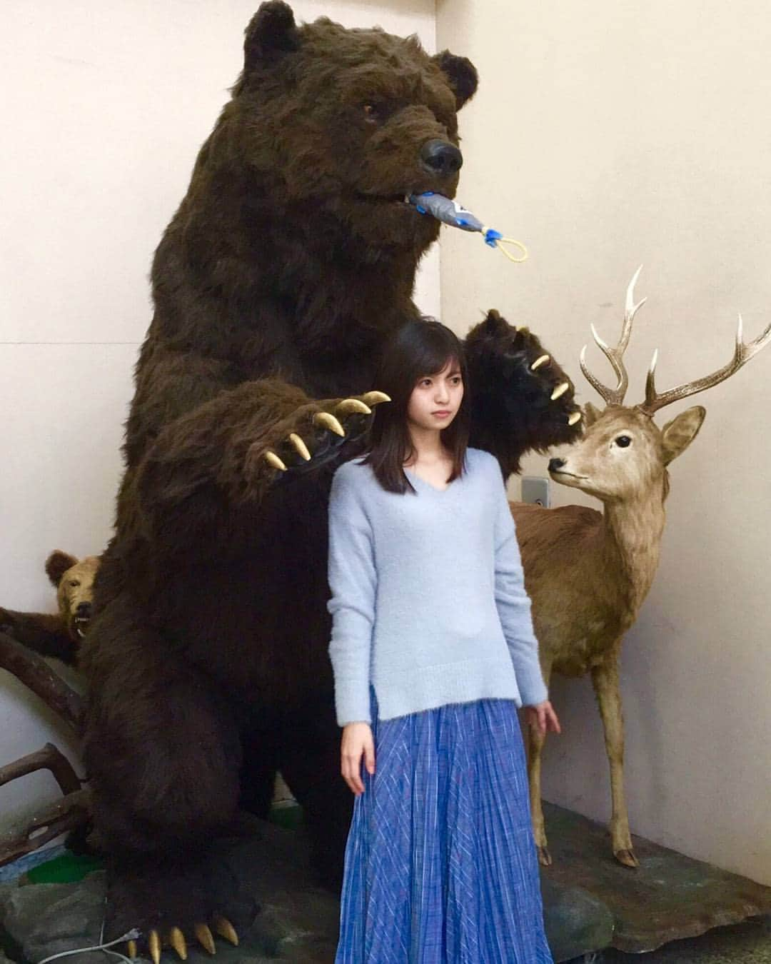 齋藤飛鳥 写真集『潮騒』のインスタグラム：「クマにシャケを  取られてしまいました〜〜🐻🐟 #クマ#シャケ#鹿も見てるよ #あしゅ #潮騒 #クマとのその後は写真集にて」