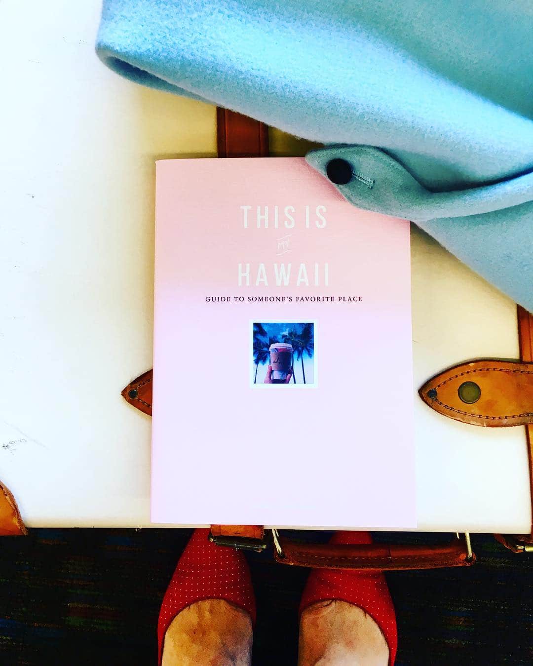 CANVASのインスタグラム：「. 今日でお仕事納めの方も多いかもですね！おウチごもりの方にも楽しめる「THIS IS MY HAWAII」がおかげさまで好評いただいてます🌴 ヌクヌク妄想ハワイもよし、春先にハワイ計画するもよし！ ぜひ手にとって見てみてください♡ . #thisismyhawaii #hawaii #travel #girlsgateway」
