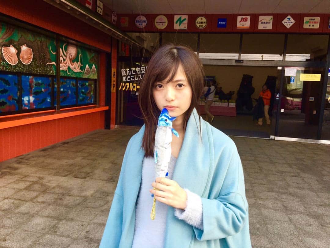 齋藤飛鳥 写真集『潮騒』のインスタグラム：「シャケに アゴ 噛まれました。笑  #シャケ #人形？  #齋藤飛鳥 #潮騒  #アゴアゴ」