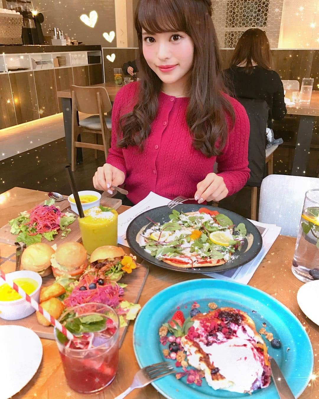 小沼瑞季さんのインスタグラム写真 - (小沼瑞季Instagram)「. . パンケーキ特におすすめ😋💕 スフレみたいにやわらか❣️ .  この赤い#カーディガン は 去年買った#mecouture のもの❤️ . . .  #Mescafeandkitchen#lunch#ランチ#lunchtime #todayslunch#パンケーキ#pancake#salad #ハンバーガー#humberger#東急プラザ銀座#東急プラザ#tokyuplazaginza#tokyuplaza#cafe#카페스타그램 #카페#ginza#pizza#ピザ#🍕#🍔#銀座カフェ#yummy#deicy#みいきのカフェめぐり☕️🍰」12月28日 20時10分 - mizukikonuma