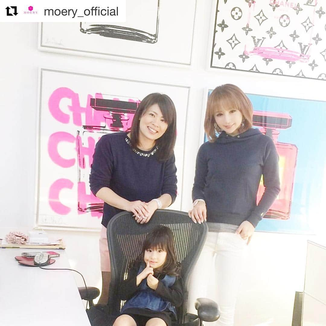 桃華絵里さんのインスタグラム写真 - (桃華絵里Instagram)「#Repost @moery_official with @repostapp ・・・ 本日は二組目のももえり独り占め企画当選者様がご家族でMOERYへ遊びに来てくれました💓💓 写真はももえり社長🍑のデスクで…📸🌟 素敵なファミリーでの写真をInstagramで応募してくれて、モエリースタッフ一同はすごくほっこりしながら見ていました😍🌈💕 お越し下さって本当にありがとうございます😊✨ また遊びに来て下さいね🙌🏻🎶 . #moerysport #mer #THESTRAND #BLAIR #Rocotta #moeryshop #momoeri #model #fashion #rakuten #dena #yahoo #coordinate #japan #shizuoka #new #ロコッタ #ブレア #ストランド #モエリー #モエリースポーツ #モエスポ #モモエリ #桃華絵里」12月28日 23時34分 - _momoka828_