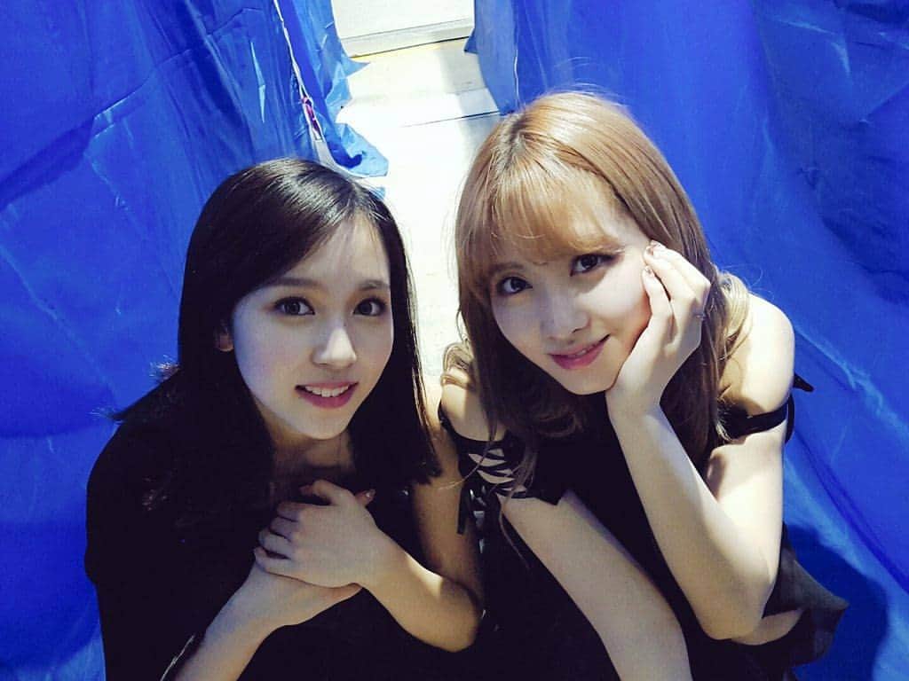 のインスタグラム：「원스 여러분! 저녁 맛있게 드세요! 미나&모모와 아이컨택 한번 하신 후에 식사하세요!  #TWICE #트와이스」