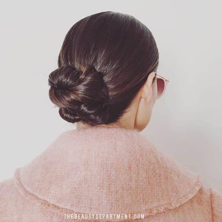 The Beauty Departmentさんのインスタグラム写真 - (The Beauty DepartmentInstagram)「Silly as it may sound, you need to have some go to hairstyles that you could do in the car (while parked, of course). Today we're throwing down the 5 easiest looks a busy boss lady could do on-the-go. 💞 {post by @kristin_ess, clickable link up top!}」12月29日 3時33分 - thebeautydept